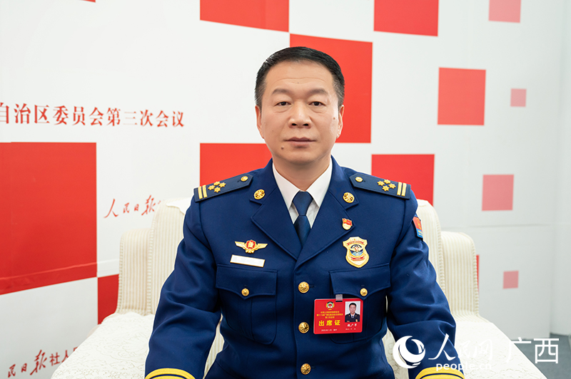 魏廣軍委員接受專訪。人民網(wǎng)記者 嚴(yán)立政攝