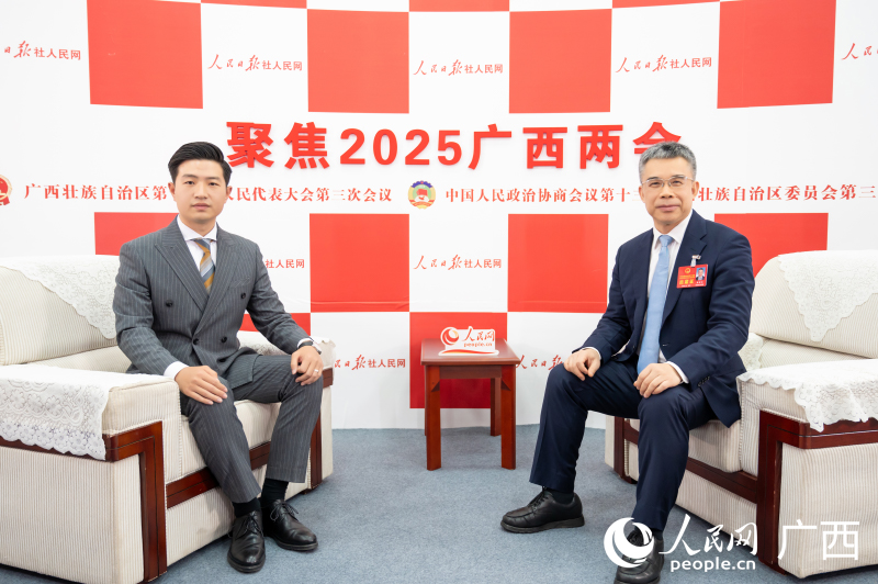 黃智宇代表(右)接受專訪。人民網(wǎng)記者 嚴(yán)立政攝