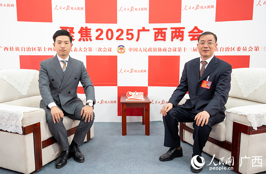 陳亮代表（右）接受專訪。人民網(wǎng)記者 嚴(yán)立政攝