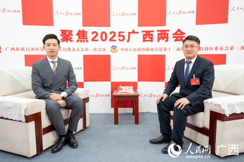 周印章代表（右）接受專(zhuān)訪(fǎng)。人民網(wǎng)記者 嚴(yán)立政攝