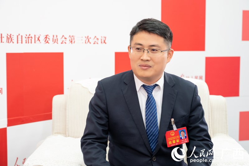 周印章代表接受專(zhuān)訪(fǎng)。人民網(wǎng)記者 嚴(yán)立政攝