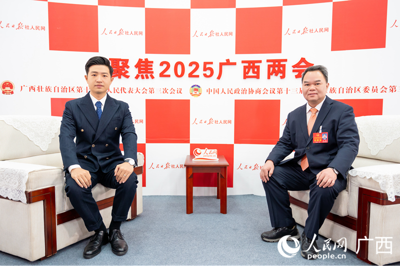 代表（右）接受采訪。人民網(wǎng)記者 嚴(yán)立政攝