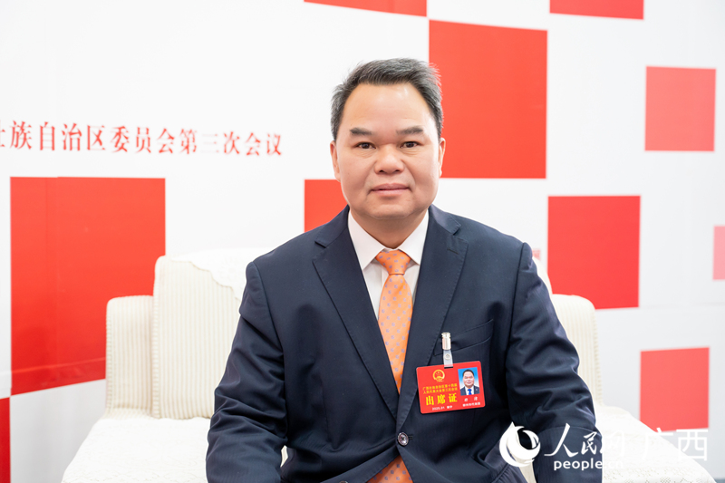 鄭津代表接受采訪。人民網(wǎng)記者 嚴(yán)立政攝