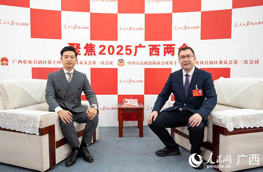 鄧世文代表（右）接受專訪。人民網(wǎng)記者 嚴(yán)立政攝