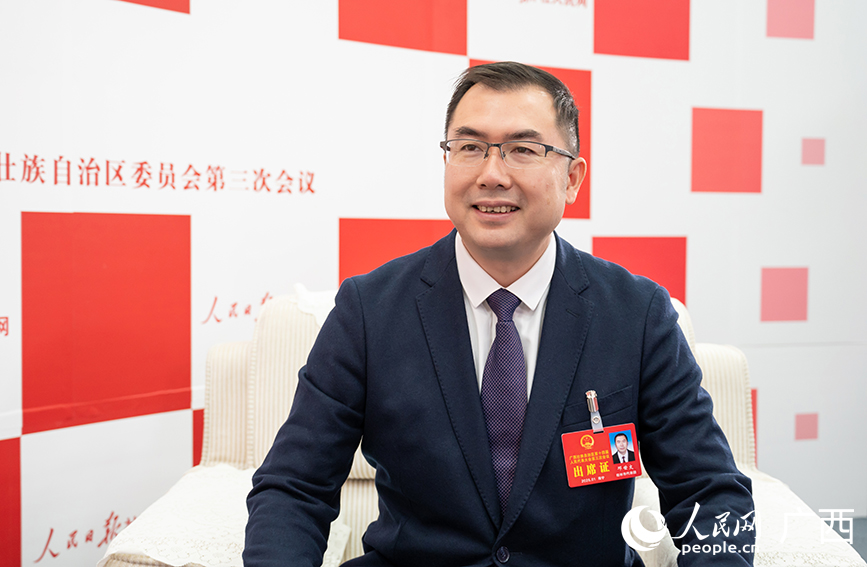 鄧世文代表接受專訪。人民網(wǎng)記者 嚴(yán)立政攝