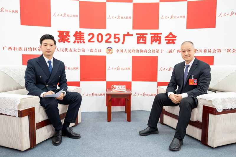 鄒展業(yè)代表（右）接受專訪。 人民網(wǎng)記者 嚴(yán)立政攝