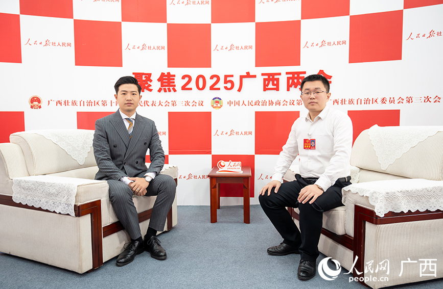 韓凱代表（右）接受專訪。人民網(wǎng)記者 嚴(yán)立政攝