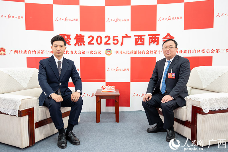 唐標(biāo)文代表（右）接受采訪。人民網(wǎng)記者 嚴(yán)立政攝