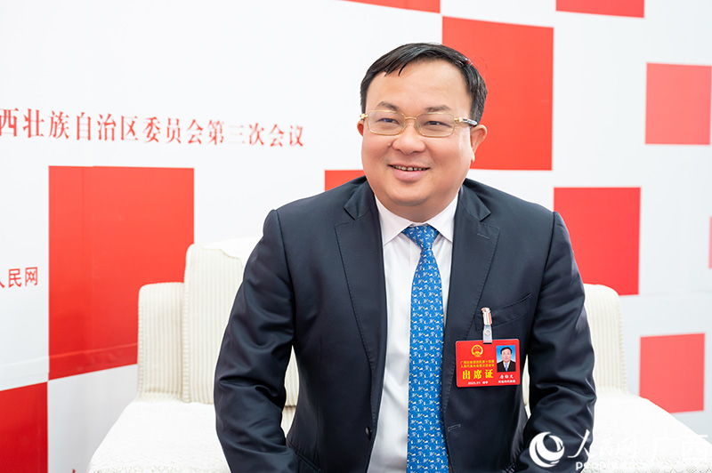 唐標(biāo)文代表接受采訪。人民網(wǎng)記者 嚴(yán)立政攝