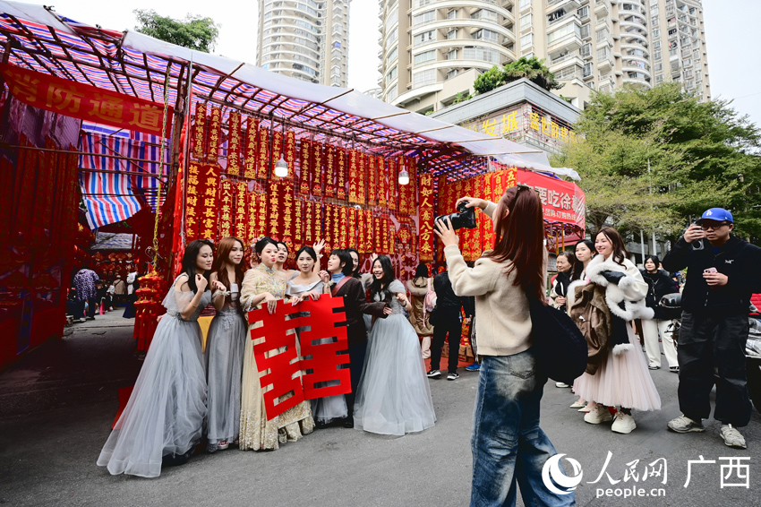 記錄下充滿年味的美好時(shí)刻。人民網(wǎng) 雷琦竣攝