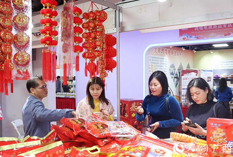 活動搭建年貨專區(qū)。人民網(wǎng) 韋歡攝