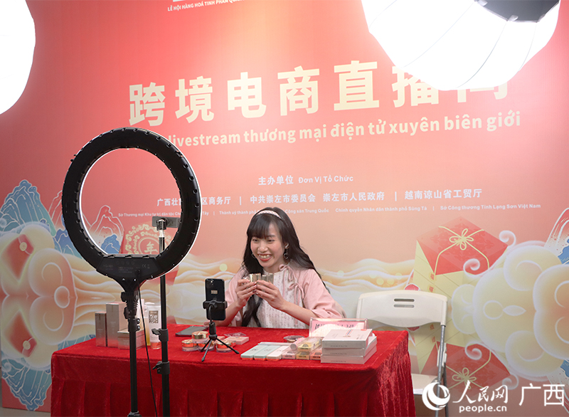 主播在跨境電商直播間進行帶貨。人民網(wǎng) 韋歡攝