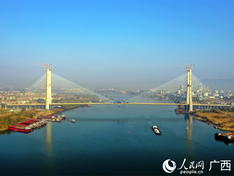 平南特大橋主橋合龍。人民網(wǎng)記者 王勇攝