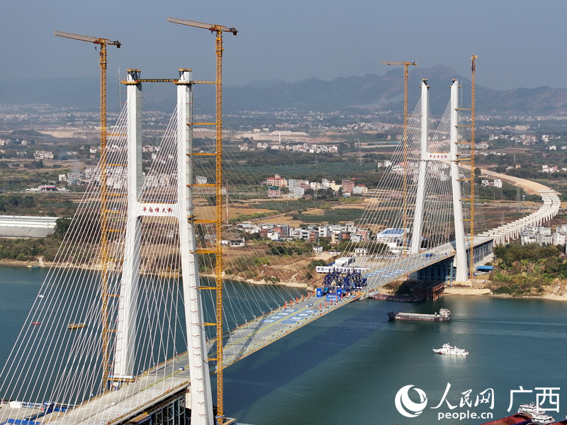 平南特大橋主橋合龍。人民網(wǎng)記者 王勇攝