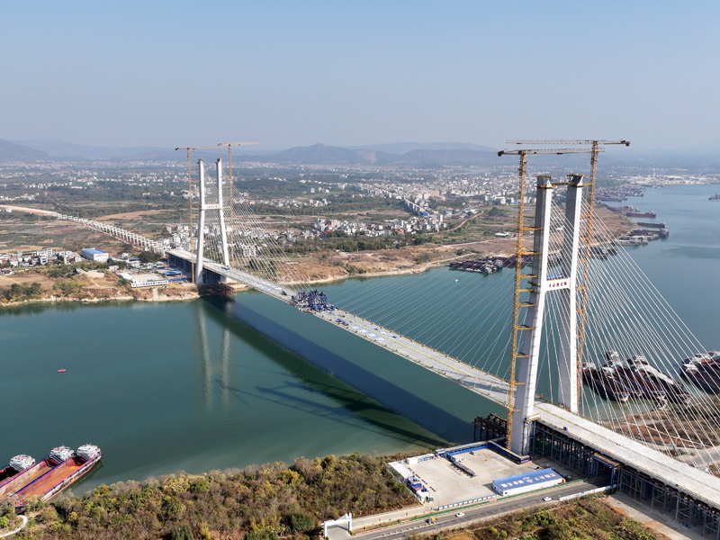 平南特大橋主橋合龍。人民網(wǎng)記者 王勇攝