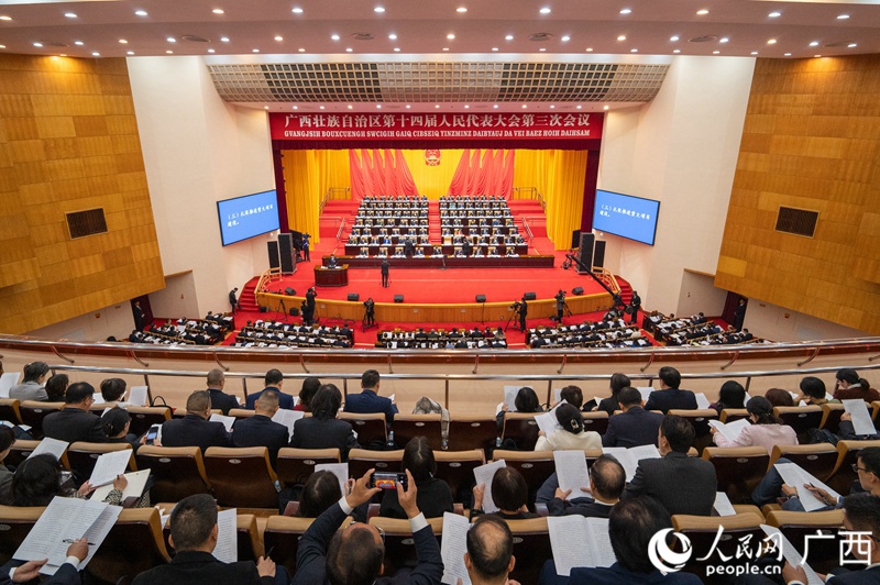 廣西十四屆人大三次會(huì)議現(xiàn)場(chǎng)。人民網(wǎng)記者嚴(yán)立政攝