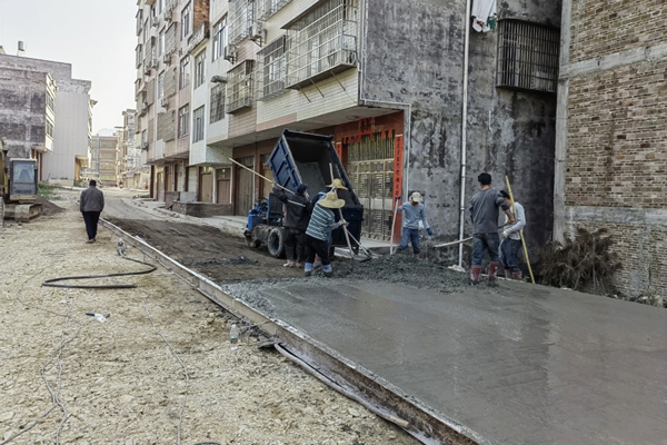靈山村鵝塘路拓寬硬化工程的施工場景。