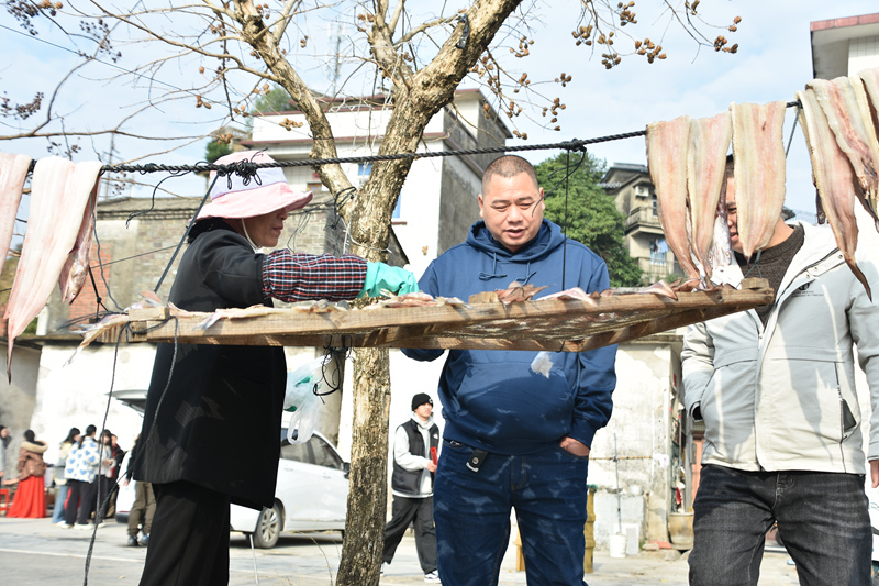 游客來采買年貨。