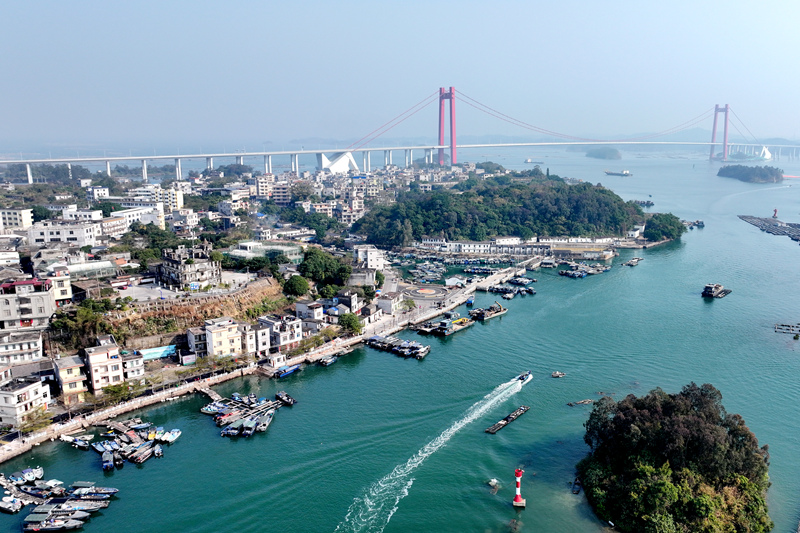 龍門大橋與碧水藍天相互輝映，共同構(gòu)成了一幅美麗畫卷 。趙冠雄攝