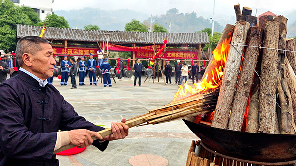 廣西東蘭縣巴疇壯寨農(nóng)耕文化旅游節(jié)非遺祭灶儀式。高東風(fēng)攝