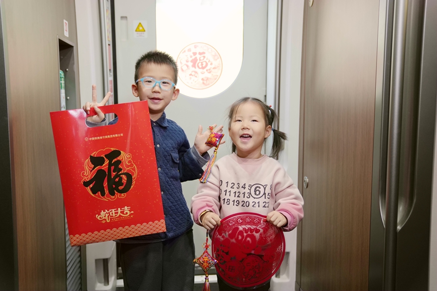 小朋友展示收到的禮物。曹爍攝