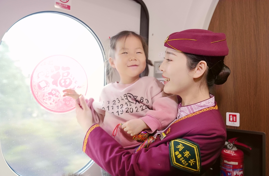 列車長與小朋友互動(dòng)。曹爍攝