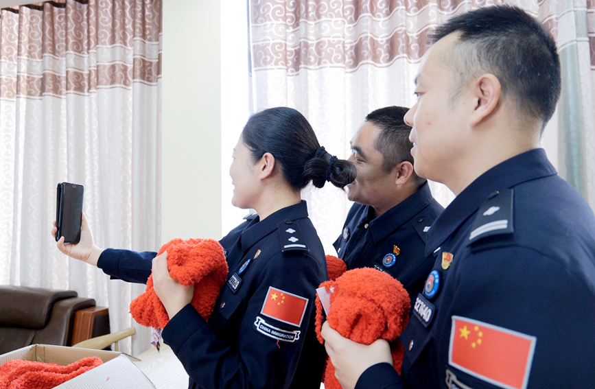 民警與老人家視頻。