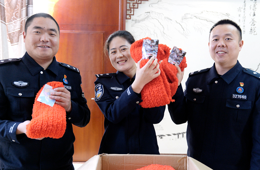 民警展示收到的圍巾。