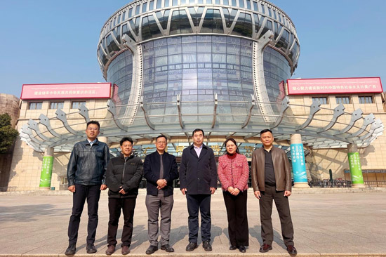 玉林師范學(xué)院校長李偉中在廣西民族博物館考察。李長江攝