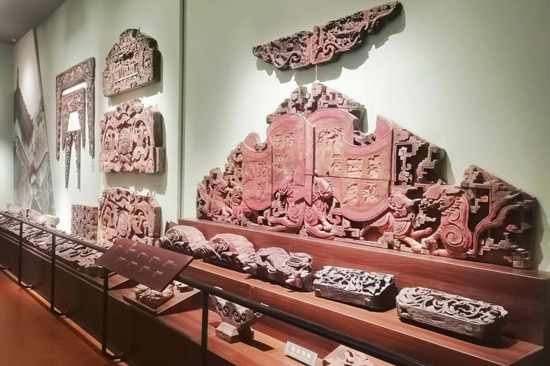 美術(shù)與設(shè)計學(xué)院副院長張中捐贈的廣西鐵力木構(gòu)件文物。李丙傳攝