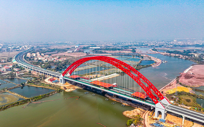 平陸運(yùn)河G75蘭海高速欽江大橋右幅建成通車。平陸運(yùn)河集團(tuán)供圖