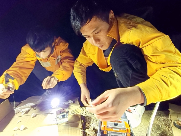 為夯實(shí)春運(yùn)運(yùn)輸基礎(chǔ)，1月23日南寧通信段柳州通信車間組織職工對(duì)黔桂線1號(hào)纜進(jìn)行光纜整治，圖為梁宇鋒對(duì)光纖進(jìn)行開剝（賴奕軒 攝）