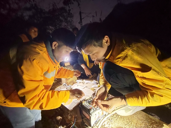 梁宇鋒在天窗點(diǎn)內(nèi)對(duì)光纜進(jìn)行割接熔接（賴奕軒 攝）