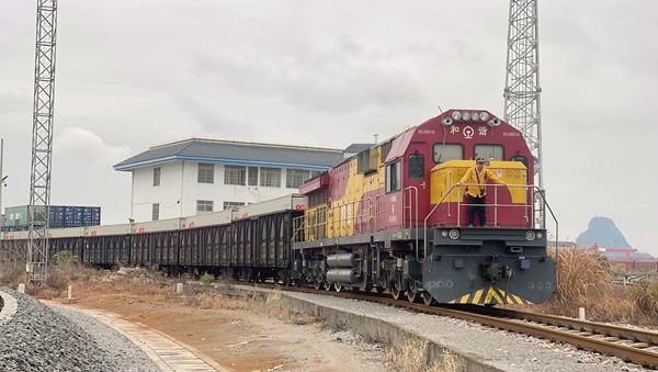 廣西鐵路部門首次開行“柳州—蛇口港”鐵海聯(lián)運班列。張文健攝