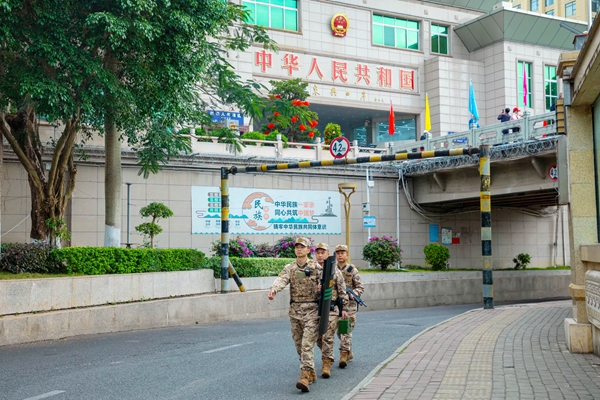 武警官兵在國門附近進行徒步巡邏。