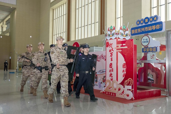 武警官兵與公安在車站進行聯(lián)合巡邏。