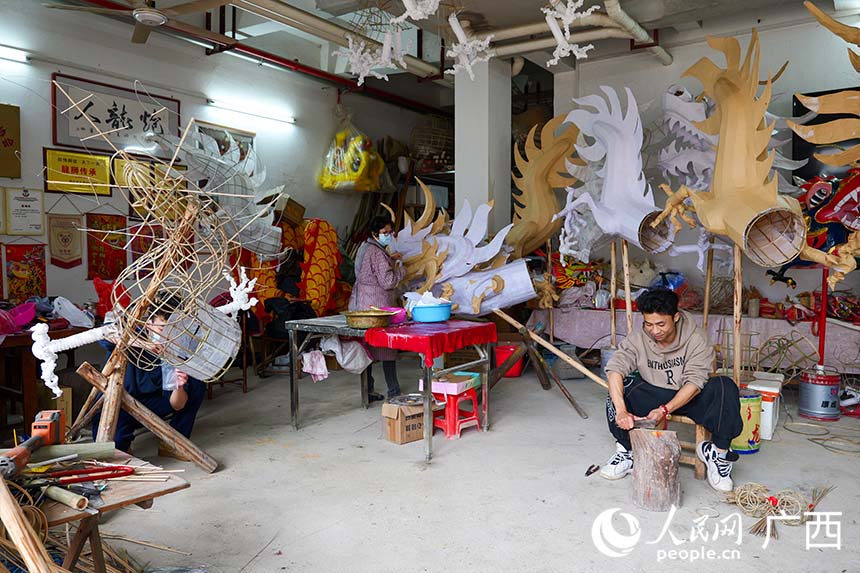 制龍工匠趕制炮龍。人民網(wǎng) 梁章暉攝