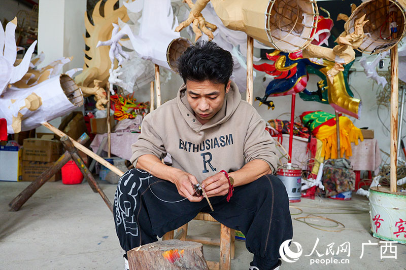 莫浩立制作龍珠。人民網(wǎng) 梁章暉攝