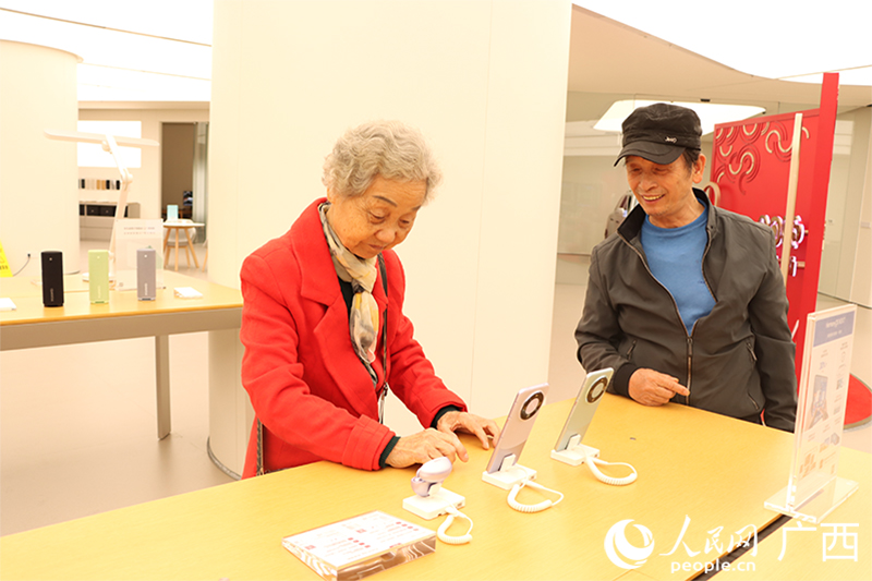 李子逸試用心儀的手機。人民網(wǎng) 馮肖慧攝