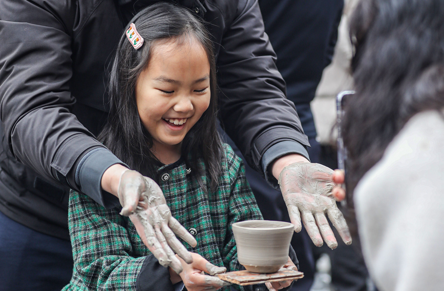 小朋友和家人在跟做好的陶藝拍照。陽(yáng)海翔攝