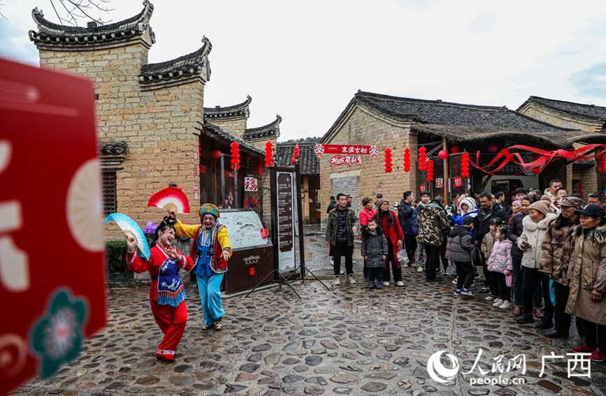 演員們在進行彩調(diào)表演。人民網(wǎng)記者 陳燕攝