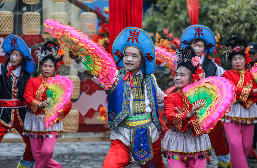 演員們正在進(jìn)行彩調(diào)表演。陽海翔攝