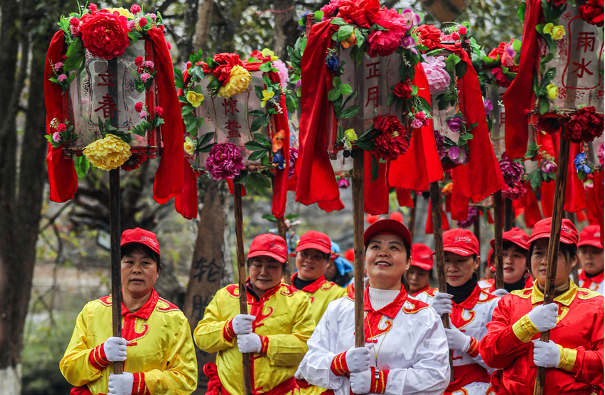 演員們正在進行走牌燈表演。陽海翔攝