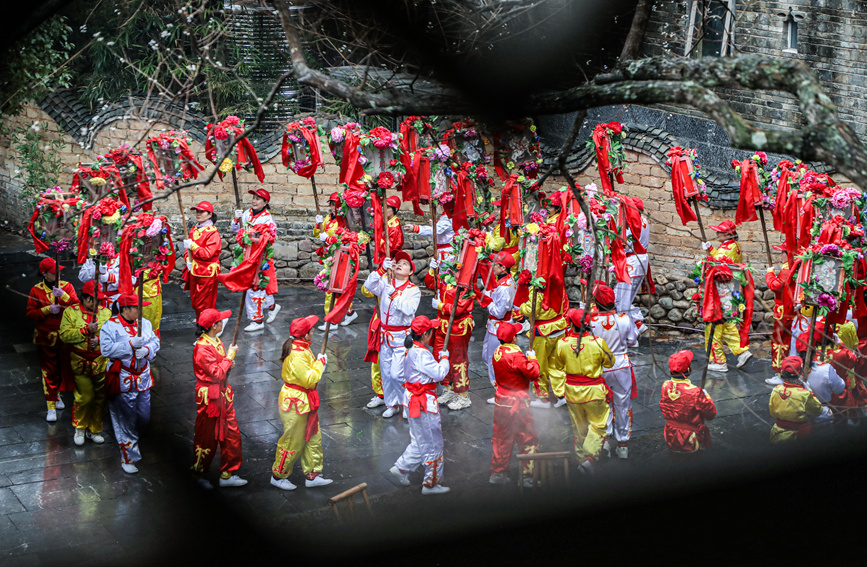 演員們正在進(jìn)行走牌燈表演。陽海翔攝