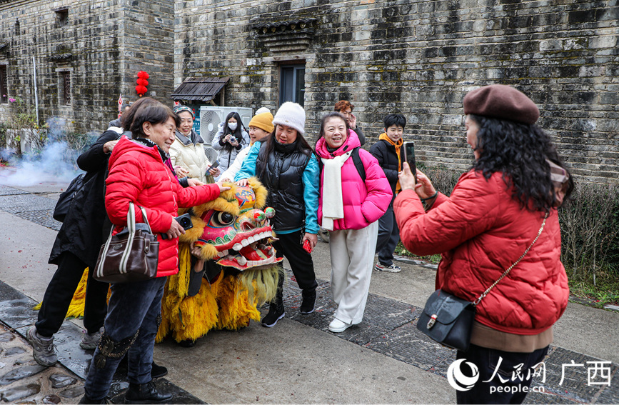 游客跟舞獅合影。人民網(wǎng)記者 陳燕攝