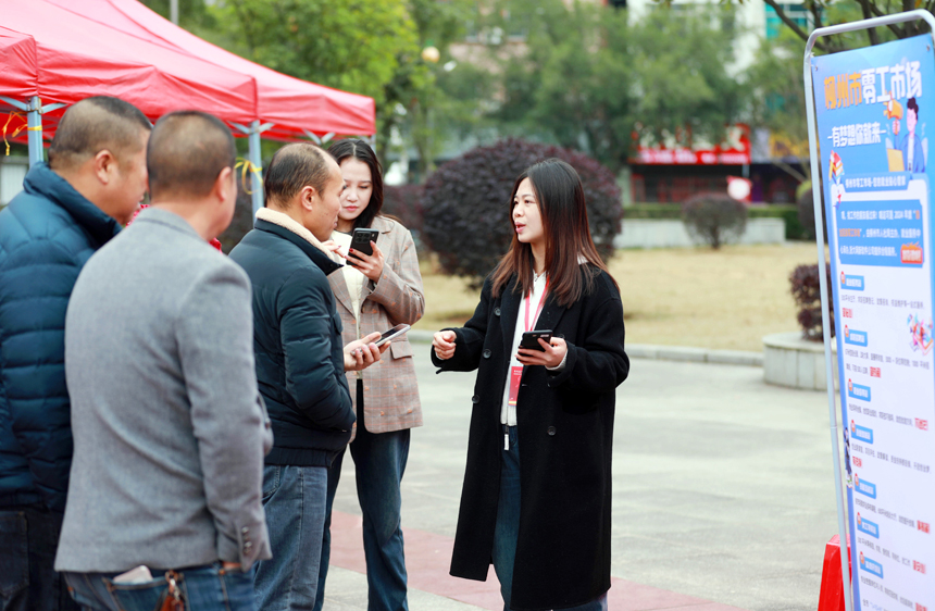 招聘企業(yè)工作人員向求職者介紹招聘崗位要求。韋榮軍攝