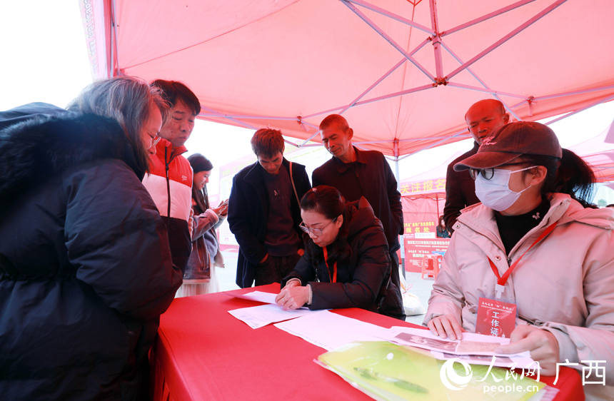 求職者了解企業(yè)的招聘信息。人民網(wǎng)記者 張芳攝