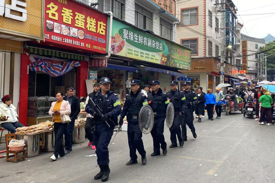 警察在街道上巡邏