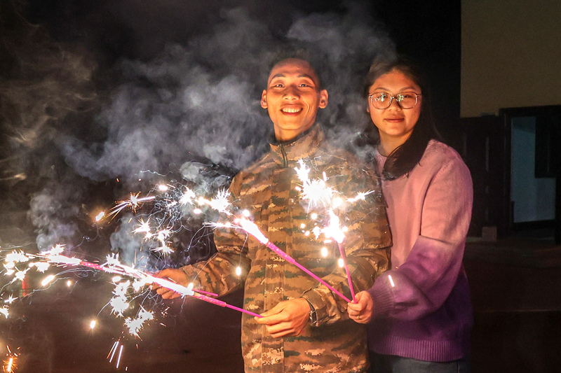 武警官兵與來(lái)隊(duì)家屬一起放煙花。韓垚翔攝