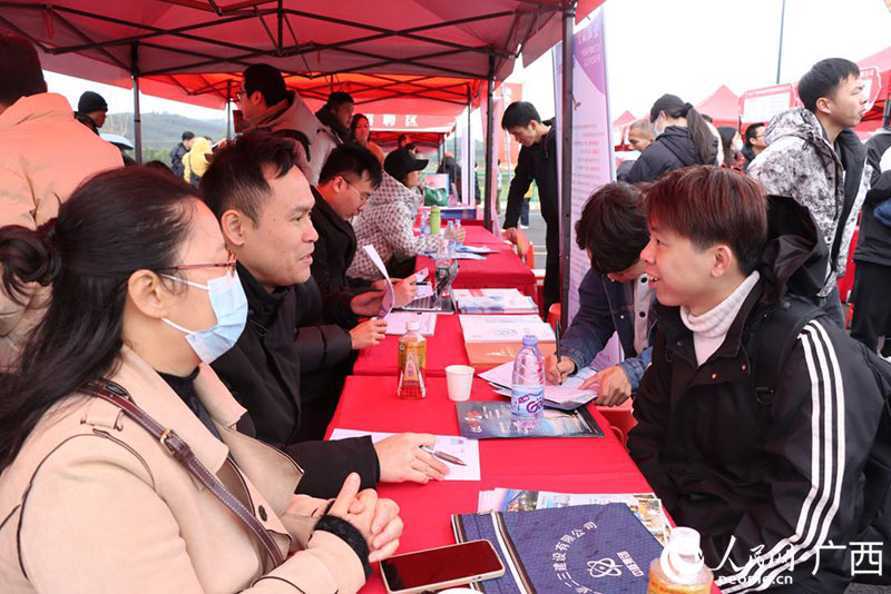 招聘會現(xiàn)場，求職者與企業(yè)招聘專員溝通交流。人民網(wǎng) 韋歡攝